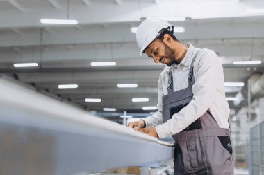 Pencere ve kapılar için PVC çerçeve üreten PVC endüstri işçisi