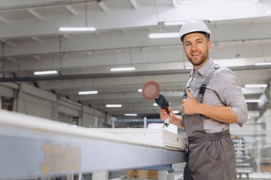 Pencere ve kapılar için PVC veya alüminyum çerçeve üreten alüminyum ve PVC sanayi işçisi