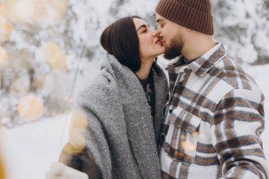 Kış Ormanı 'nda kıvılcımlarla poz veren, Bengal ışıkları tutan, Noel tatillerini birlikte kutlayan,