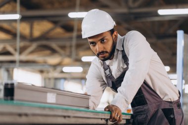 Pencere ve kapılar için PVC çerçeve üreten PVC endüstri işçisi