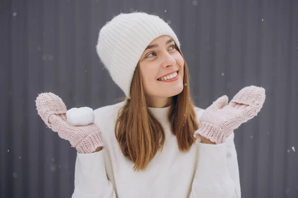 Glückliche Junge Frau Strickhandschuhen Fängt Winter Schneeflocken — Stockfoto