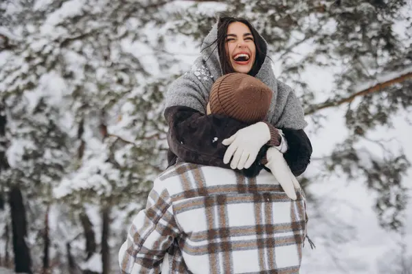Una Joven Pareja Feliz Cariñosa Caminando Bosque Nevado Invierno Las —  Fotos de Stock