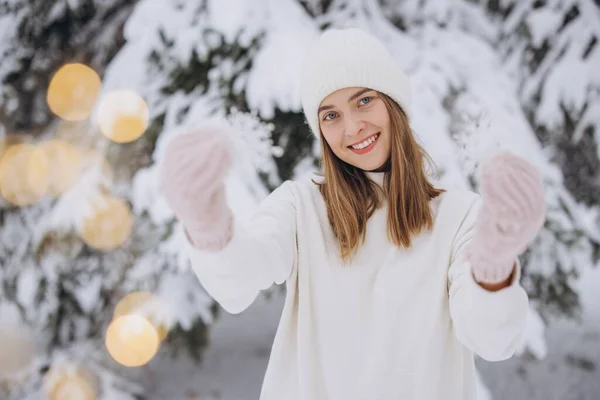 Ευτυχισμένη Γυναίκα Πλεκτά Λευκά Ρούχα Που Κρατά Νιφάδες Χιονιού Στο — Φωτογραφία Αρχείου