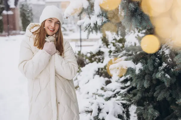 Portrét Šťastné Krásné Dívky Bílých Pletených Šatech Pózující Zimním Kabátě — Stock fotografie