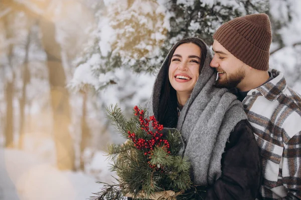 Nettes Junges Verliebtes Paar Das Valentinstag Zeit Verschneiten Winterwald Den — Stockfoto