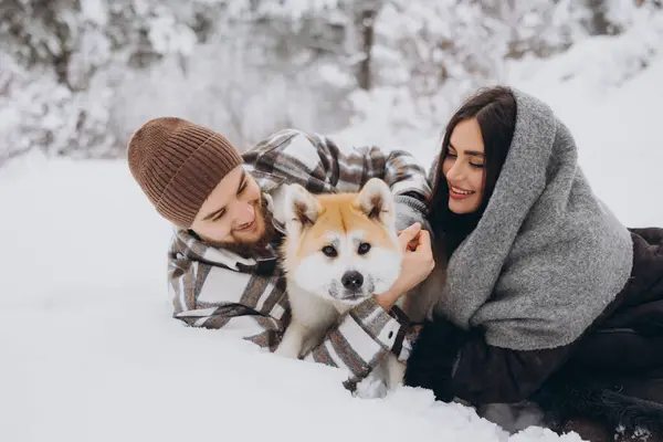 Glückliches Junges Paar Mit Akita Hund Wald Einem Wintertag — Stockfoto