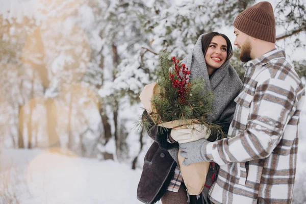 Roztomilý Mladý Pár Lásce Borovice Kytice Tráví Čas Valentýna Sněhobílém — Stock fotografie