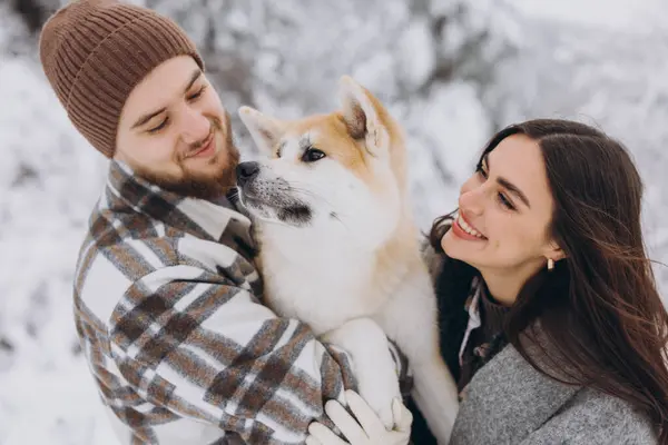 Jovem Casal Feliz Com Cão Akita Floresta Inverno Dia Nevado — Fotografia de Stock