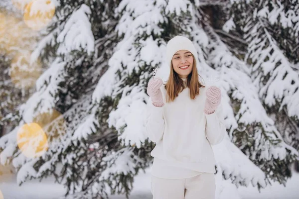 Gelukkig Vrouw Gebreide Witte Kleren Houden Sneeuwvlokken Achtergrond Van Een — Stockfoto
