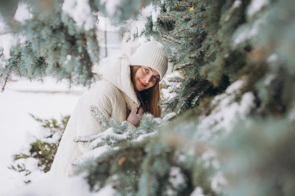 Retrato Una Hermosa Chica Feliz Ropa Blanca Punto Posando Abrigo — Foto de Stock