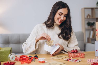 Noel hediye kutularını paketleyen kadın, kapat. Dekor unsurları ve ögeleri olan hazırlıksız hediyeler Noel veya Yeni Yıl DIY paketleme kavramı.