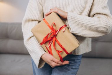 Yeni yılı ya da Noel hediyelerini açan kadın elleri 