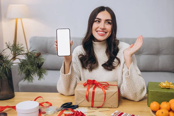 Vakker Lykkelig Kvinne Som Gjør Nyttår Eller Julegaveinnpakning Mens Holder – stockfoto