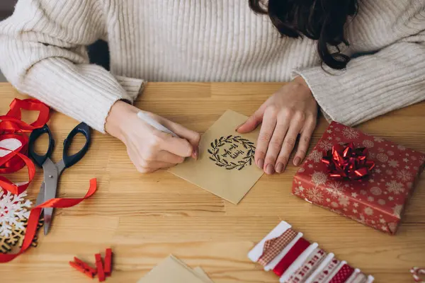 Mãos Femininas Estão Embalando Assinando Cartão Saudação Para Ano Novo — Fotografia de Stock