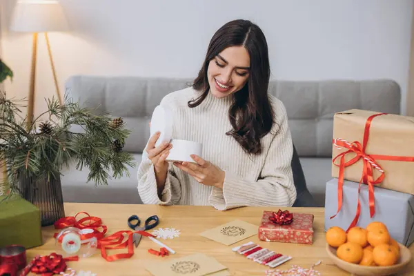 Noel hediye kutularını duygularla paketleyen ya da açan kadın, kapat. Dekor unsurları ve ögeleri olan hazırlıksız hediyeler Noel veya Yeni Yıl DIY paketleme kavramı.