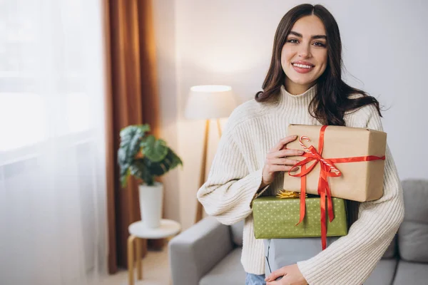 Mooie Gelukkige Vrouw Het Inpakken Houden Van Kerstcadeaus Thuis — Stockfoto