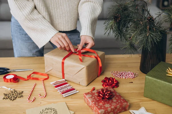 Vrouwelijke Handen Die Kerstcadeaus Inpakken Sluiten Onvoorbereide Cadeautjes Witte Tafel — Stockfoto