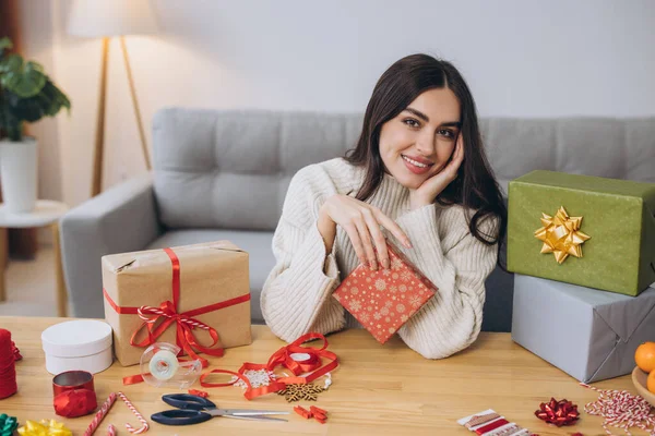 Vakker Lykkelig Kvinne Pakker Inn Holder Julegaver Hjemme – stockfoto