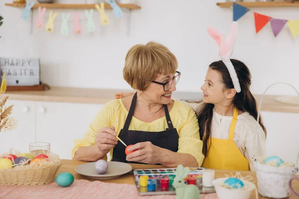 Feliz Páscoa Uma Avó Sua Neta Pintando Ovos Páscoa Família — Fotografia de Stock