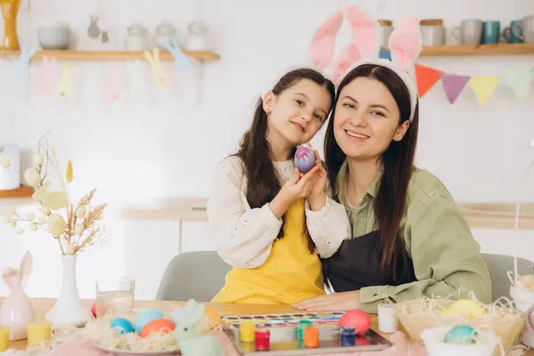 Madre Hija Pintando Huevos Familia Feliz Preparándose Para Pascua Linda — Foto de Stock
