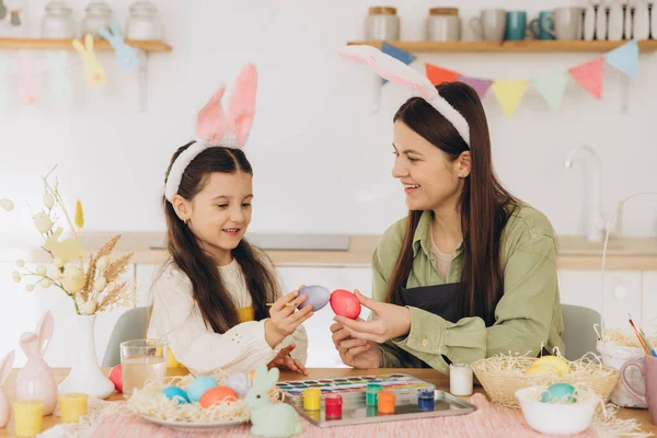 Mãe Filha Pintar Ovos Família Feliz Preparando Para Páscoa Bonito — Fotografia de Stock