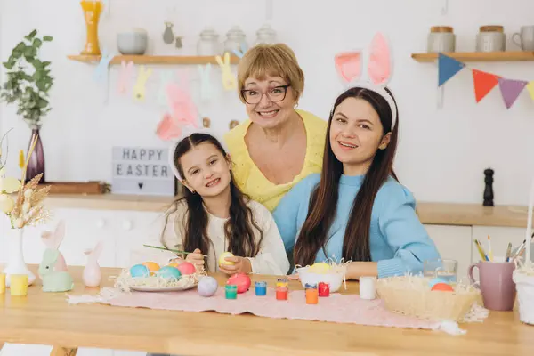 Feliz Pascua Tres Generaciones Mujeres Madre Feliz Con Hija Abuela — Foto de Stock