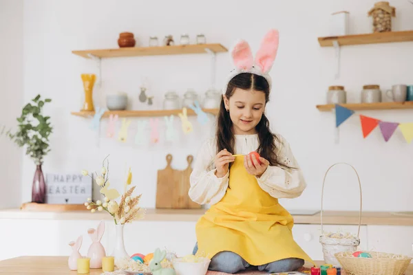 Vrolijk Pasen Een Prachtig Kindmeisje Zittend Tafel Met Decoratioons Kleurrijke — Stockfoto