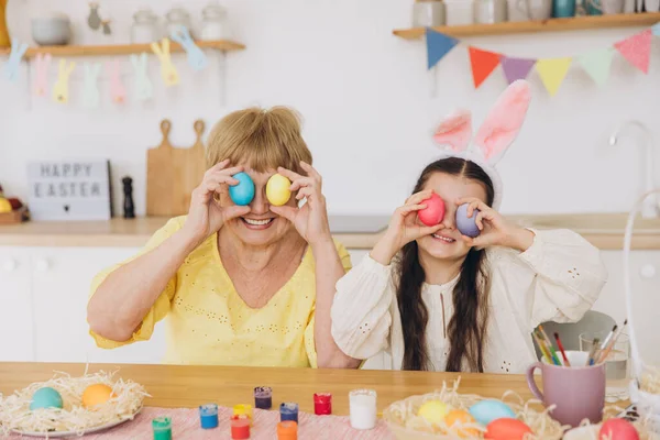 Feliz Páscoa Uma Avó Sua Neta Pintando Ovos Páscoa Família — Fotografia de Stock