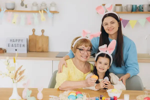 Feliz Páscoa Três Gerações Mulheres Mãe Feliz Com Filha Avó — Fotografia de Stock