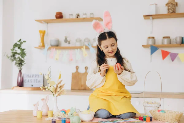 Happy Easter Beautiful Child Girl Sitting Table Decoratioons Painting Colorful — Stock Photo, Image