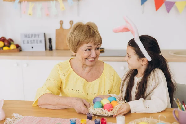 Wesołych Świąt Babcia Jej Wnuczka Malują Wielkanocne Jajka Szczęśliwa Rodzina — Zdjęcie stockowe