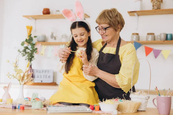 Happy Easter Grandmother Her Granddaughter Painting Easter Eggs Happy Family — Stock Photo, Image