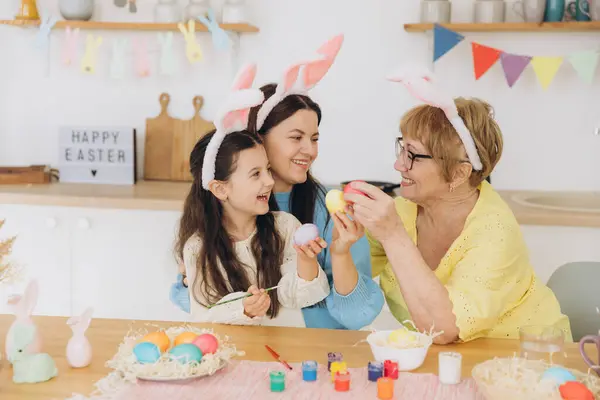 God Påske Tre Generasjoner Kvinner Lykkelig Mor Med Datter Bestemor – stockfoto