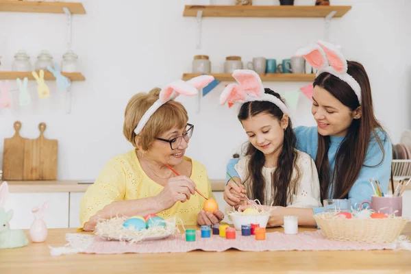Szczęśliwej Wielkanocy Trzy Pokolenia Kobiet Szczęśliwa Matka Córką Babcią Malują — Zdjęcie stockowe