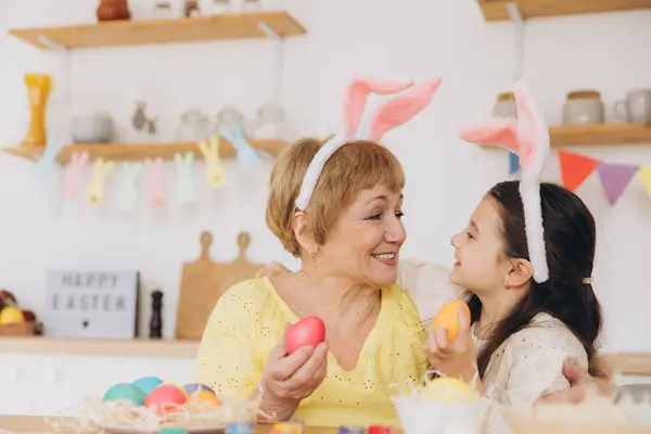 Feliz Pascua Una Abuela Nieta Pintando Huevos Pascua Familia Feliz —  Fotos de Stock
