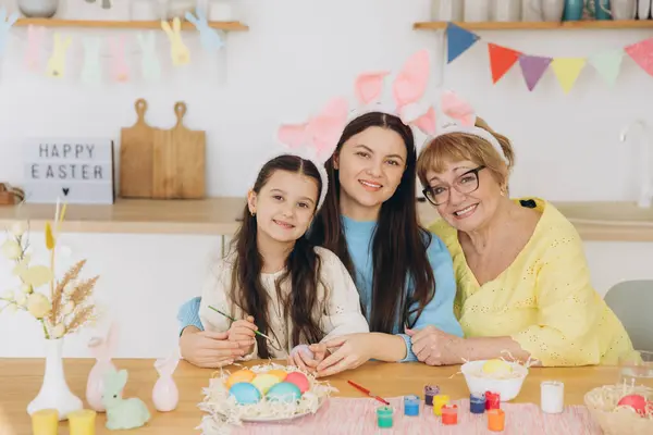 Szczęśliwej Wielkanocy Trzy Pokolenia Kobiet Szczęśliwa Matka Córką Babcią Malują — Zdjęcie stockowe