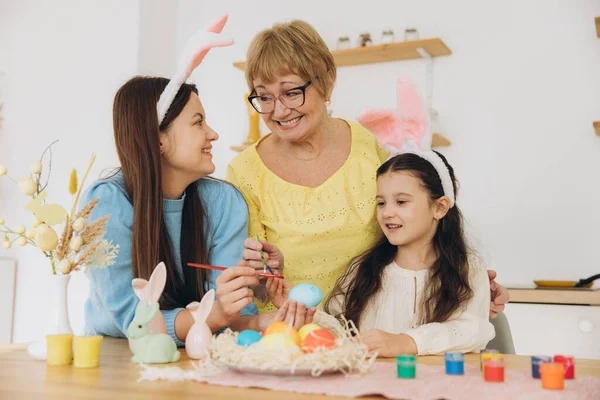 Szczęśliwej Wielkanocy Trzy Pokolenia Kobiet Szczęśliwa Matka Córką Babcią Malujące — Zdjęcie stockowe
