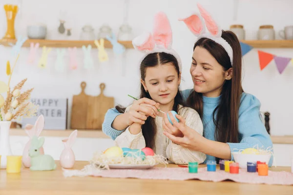 Moeder Haar Dochter Schilderen Eieren Gelukkige Familie Bereidt Zich Voor — Stockfoto