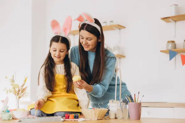 Mãe Filha Pintar Ovos Família Feliz Preparando Para Páscoa Bonito — Fotografia de Stock