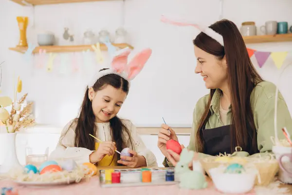 Matka Její Dcera Malují Vejce Šťastná Rodina Připravuje Velikonoce Roztomilé — Stock fotografie