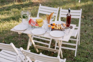 Boho tarzında dekorasyon. Doğada piknik, masa. Doğa konseptinde tatiller.