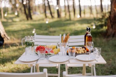 Boho tarzında dekorasyon. Doğada piknik, masa. Doğa konseptinde tatiller.