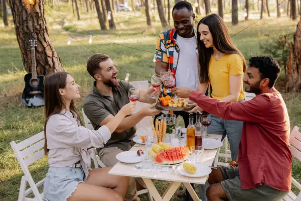 Reunión Del Grupo Multirracial Amigos Cenando Bebiendo Vino Durante Fiesta — Foto de Stock