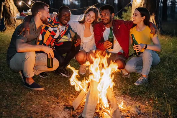 Multirassische Freunde Sitzen Feuer Trinken Bier Und Amüsieren Sich Auf — Stockfoto