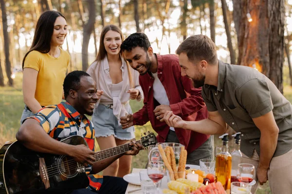 Groupe Multiculturel Personnes Homme Hipster Africain Jouant Guitare Des Amis — Photo