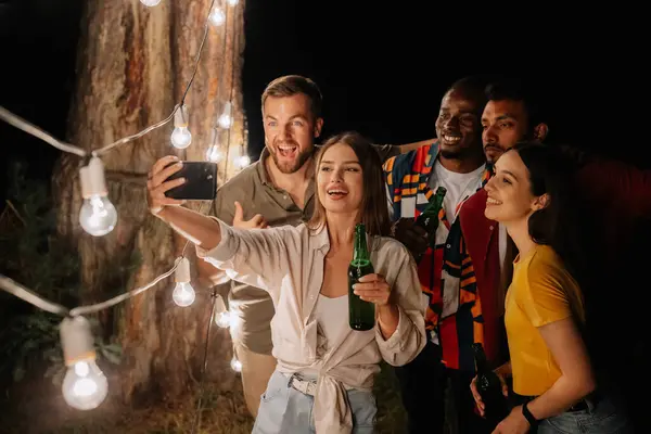 Grupa Wielorasowych Przyjaciół Bawiących Się Pijących Piwo Robi Selfie Pobliżu — Zdjęcie stockowe