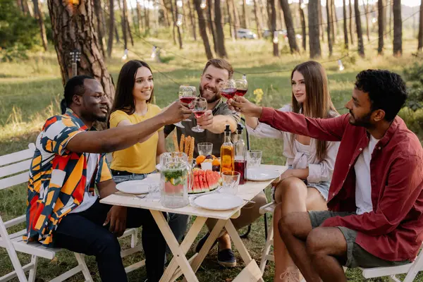 Spotkanie Wielorasowej Grupy Przyjaciół Jedzących Obiad Pijących Wino Podczas Imprezy — Zdjęcie stockowe