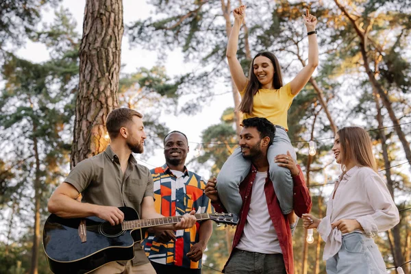 Multiraciale Groep Mensen Bebaarde Hipster Man Spelen Gitaar Vrienden Dansen — Stockfoto