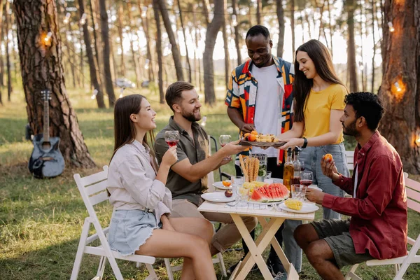 Reunión Del Grupo Multirracial Amigos Cenando Bebiendo Vino Durante Fiesta — Foto de Stock