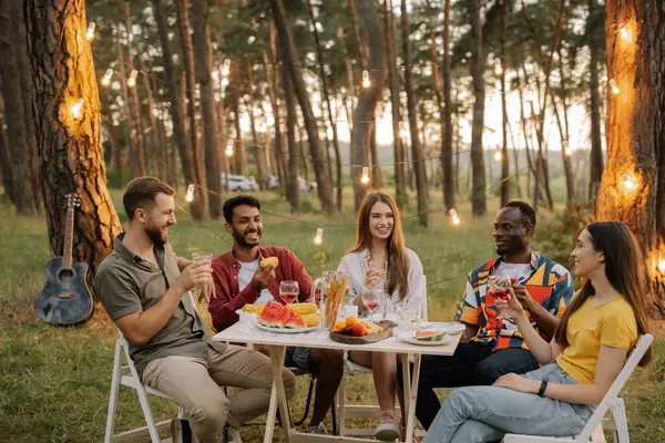 Grupo Multirracial Amigos Felices Sentados Alrededor Mesa Bebiendo Vino Hablando — Foto de Stock